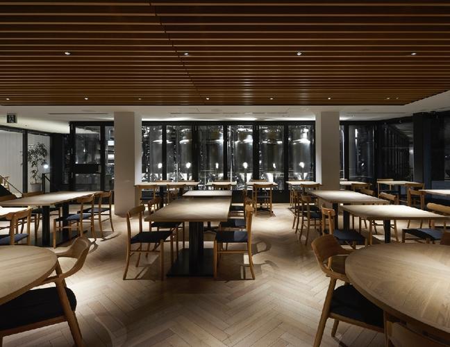 在空间的整体气质上,设计师采用了高级灰的色调来体现餐饮的企业文化